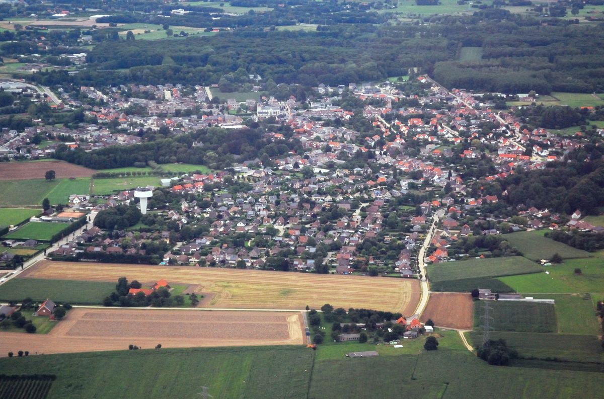 Luchtfoto van Ranst met de dorpskern tussen akkers en bossen